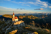 Kapelle am Hochgern mit Blick auf Chiemgauer Alpen, vom Hochgern, Chiemgauer Alpen, Oberbayern, Bayern, Deutschland