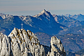Gipfelkreuz des Christaturm mit Guffert im Hintergrund, von Hintere Goinger Halt, Wilder Kaiser, Kaisergebirge, Tirol, Österreich