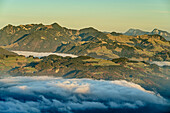Nebelstimmung überm Inntal mit Chiemgauer Alpen im Hintergrund, Brünnstein, Mangfallgebirge, Bayerische Alpen, Oberbayern, Bayern, Deutschland