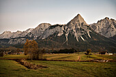 Hütten und Berge bei Lermoos, Bezirk Reutte, Tirol, Österreich