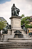 Denkmal des Dichters Friedrich Rückert am Marktplatz von Schweinfurt, Unterfranken, Bayern, Deutschland