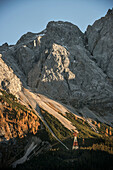 Seilbahn führt vom Eibsee hoch zur Zugspitze, Herbst, Gemeinde Grainau, Garmisch-Partenkirchen, Bayern, Alpen, Deutschland