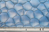 Personen mit Mundschutz vor Waben Fassade des Nationalen Schwimm Zentrums, Olympischer Park, Peking, China, Asien