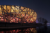 Detail der Konstruktion des sog. Vogelnest von Herzog & de Meuron bei Nacht, Nationalstadium, Olympischer Park, Peking, China, Asien