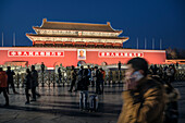 Besucher und Touristen vor Porträt von Mao Zedong am Tiananmen Gate dem Tor zur Verbotenen Stadt, Peking, China, Asien