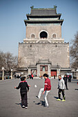 Einheimische spielen mit einer Art Federball Fußball vor Glockenturm (Bell Tower), Peking, China, Asien
