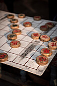 chinesische Männer spielen Brettspiel am Himmelstempel, Himmelsaltar, Bezirk Chongwen, Peking, China, Asien, UNESCO Welterbe