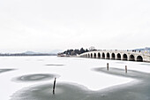 Siebzehn Bogen Brück auf die Nanhu Insel, Neuer Sommerpalast in Peking im Winter, zugefrorener Kunming See, China, Asien, UNESCO Welterbe