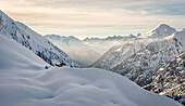 Kleine Berghütte im Abendlicht nahe Maldongrat, Tiefverschneite Winterlandschaft, Lechtaler Alpen, Tirol, Österreich