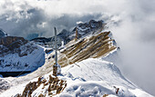 Gipfel der Rofanspitze nach dem ersten Schneefall bei mystischer Wolkenstimmung, Rofan, Tirol, Österreich