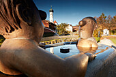 Brunnen 2 Herren im Bad zu Ehren von LORIOT alias Vicco von Bülow , Dorfplatz Münsing, Bayern, Deutschland