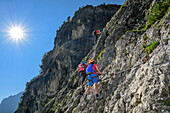 Mehrere Personen begehen Pisciadu-Klettersteig, Pisciadu-Klettersteig, Sella, Dolomiten, UNESCO Welterbe Dolomiten, Südtirol, Italien