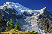 Frau wandert über Wiesenrücken, Mont Blanc im Hintergrund, Pyramide, Mont Blanc, Grajische Alpen, Savoyer Alpen, Haute-Savoie, Frankreich