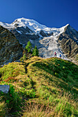 A man and a woman rise above pointed back to the pyramid on, Mont Blanc in the background, pyramid, Mont Blanc, Grajische Alps, the Savoy Alps, Savoie, France 