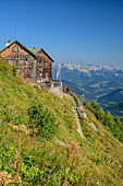 Zwei Frauen beim Wandern stehen vor Purtschellerhaus, Untersberg im Hintergrund, Purtschellerhaus, Hoher Göll, Berchtesgadener Alpen, Oberbayern, Bayern, Deutschland