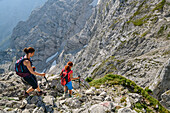 Zwei Frauen beim Wandern steigen über Felsgelände ab, Schustersteig, Hoher Göll, Berchtesgadener Alpen, Oberbayern, Bayern, Deutschland