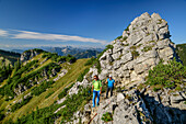Mann und Frau beim Wandern steigen zur Aiplspitze auf, Aiplspitze, Mangfallgebirge, Bayerische Alpen, Oberbayern, Bayern, Deutschland