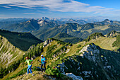 Mann und Frau beim Wandern steigen zur Aiplspitze auf, Aiplspitze, Mangfallgebirge, Bayerische Alpen, Oberbayern, Bayern, Deutschland