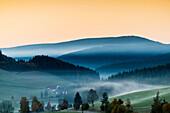 Landschaft im Herbst bei Morgennebel, Jostal, Neustadt, Schwarzwald, Baden-Württemberg, Deutschland