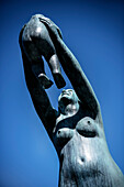 Skulptur einer nackten Frau die ihr Baby in den Himmel hebt, der Vigeland Skulpturenpark des Bildhauers Gustav Vigeland, Frognerpark, Oslo, Norwegen, Skandinavien, Europa