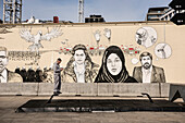 junger Mann steht auf Slakline und blickt auf sein Handy, im Hintergrund ist eine große Wandmalerei zum Thema Krieg und Frieden, Nobel Friedens Zentrum, Oslo, Norwegen, Skandinavien, Europa