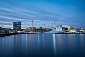 Blick über Hanfenbeck zur Oper während der Blauen Stunde, das Neue Opernhaus in Oslo, Norwegen, Skandinavien, Europa