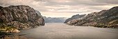 Fjord mit Segelboot in Norwegen, Skandinavien, Europa
