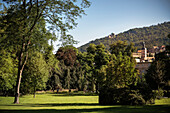 Blick über Kurgarten zur Stiftskirche und der Ruine Hohenbaden (Altes Schloss), Baden-Baden, Kur und Bäderstadt, Baden-Württemberg, Deutschland