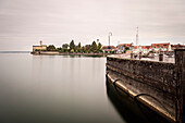 Landungssteg am Hafen mit Blick zum Schloss Montfort, Langenargen, Bodensee, Baden-Württemberg, Deutschland