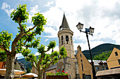 Die alte Kirche im Zentrum von Vielha, Spanische Pyrenäen, Val d'Aran, Katalonien, Spanien