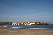 Stadtstrand: Kilkee hat eine perfekt runde Bucht mit weißem Sand, Kilkee, County Clare, Irland, Europa