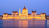 Parlamentsgebäude an der Donau in der Dämmerung, Budapest, Ungarn