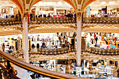 Menschen im Kaufhaus Galeries Lafayette, Paris, Frankreich, Europa