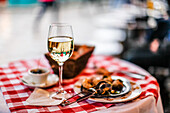 Escargots (Schnecken) und ein Glass Weißwein auf dem Tisch in La Mère Catherine Restaurant, Place du Tertre, Montmartre, Paris, Frankreich, Europa