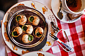 Escargots (Schnecken) auf dem Tisch in La Mère Catherine Restaurant, Place du Tertre, Montmartre, Paris, Frankreich, Europa