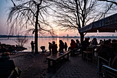 Menschen geniesen den Sonnenuntergang an der Außenalster in Hamburg, Norddeutschland Deutschland