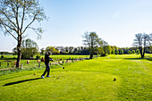 Männlicher Golfer auf dem Golfplatz Holm, nahe Hamburg, Norddeutschland, Deutschland