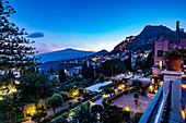 Sonnenuntergang und Blick von der Terrasse des Grand Hotel Timeo auf den Ätna und Taormina, Sizilien, Süditalien, Italien