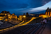 Blick auf das Teatro Antico di Taormina im Sonnenuntergang mit Meer und Ätna im Hintergrund, Taormina, Sizilien, Süditalien, Italien