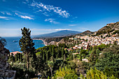 Blick auf das Teatro Antico di Taormina mit Meer und Ätna im Hintergrund, Taormina, Sizilien, Süditalien, Italien