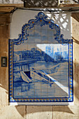 Tomar, Haus mit Azulejos (bemalte Fliesen) in der Straße Rua Serpa Pinto, Distrikt Santarém, Estremadura, Portugal, Europa