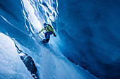 Snowboarder fährt in einer Eishöhle, Pitztal, Österreich,