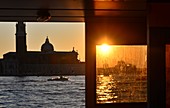 Sonnenuntergang mit San Giorgio Maggiore im Canale di San Marco, Venedig, Italien