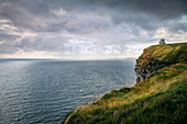 Blick zum O´Briens Tower an den Klippen von Moher, Grafschaft Clare, Wild Atlantic Way, Irland, Europa