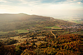 Blick vom Breitenstein zur Burg Teck, Pilot im Ultraleichtflugzeug, Kirchheim Teck, Biosphärengebiet, Schwäbische Alb, Baden-Württemberg, Deutschland