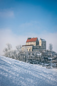 Waldburg umgeben von winterlicher Landschaft, Landkreis Ravensburg, Baden-Württemberg, Deutschland
