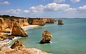 Steilküste und Strand Praia da Marinha bei Carvoeiro, Atlantik, Distrikt Faro, Region Algarve, Portugal, Europa