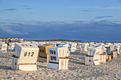 Strandkörbe am Strand in St. Peter-Ording, Halbinsel Eiderstedt, Nordfriesland, Schleswig-Holstein, Norddeutschland, Deutschland, Europa