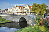 Blick über den Mittelburggraben auf die Giebelhäuser am Marktplatz, Friedrichstadt, Nordfriesland, Schleswig-Holstein, Norddeutschland, Deutschland, Europa