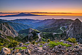 Morgenstimmung über La Gomera mit Teneriffa mit Teide im Hintergrund, UNESCO Welterbe Teide, vom Mirador del Morro de Agando, Nationalpark Garajonay, La Gomera, Kanarische Inseln, Kanaren, Spanien
